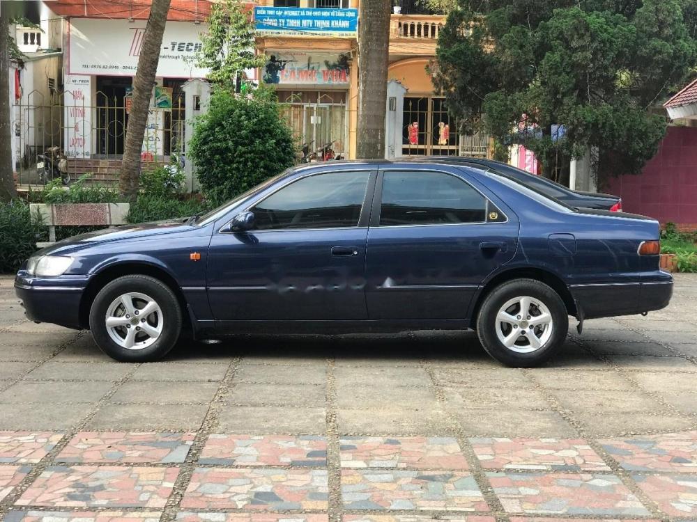 Toyota Camry 2.2 MT 1998 - Bán Toyota Camry 2.2 MT sản xuất năm 1998, màu xanh lam, nhập khẩu, giá tốt