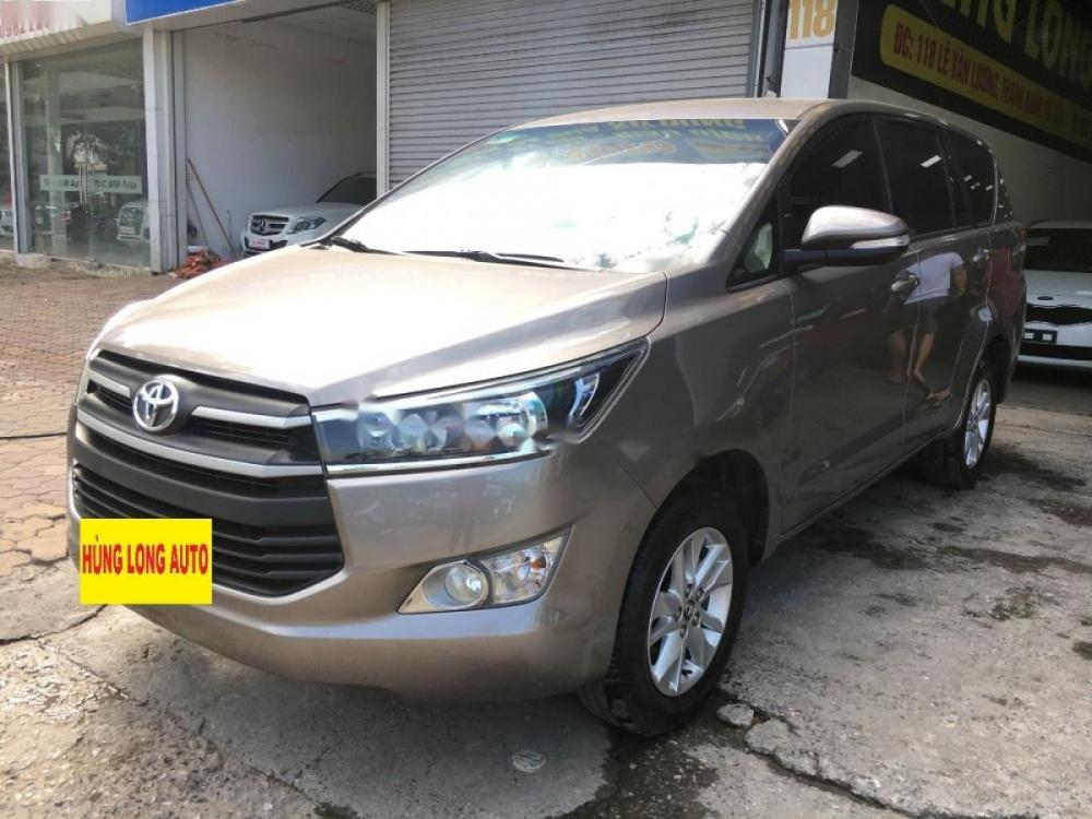 Toyota Innova 2.0E 2017 - Cần bán xe Toyota Innova 2.0E năm sản xuất 2017, màu xám, giá chỉ 719 triệu