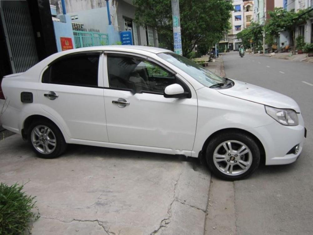 Chevrolet Aveo 2015 - Cần bán Chevrolet Aveo năm 2015, màu trắng còn mới, 308 triệu