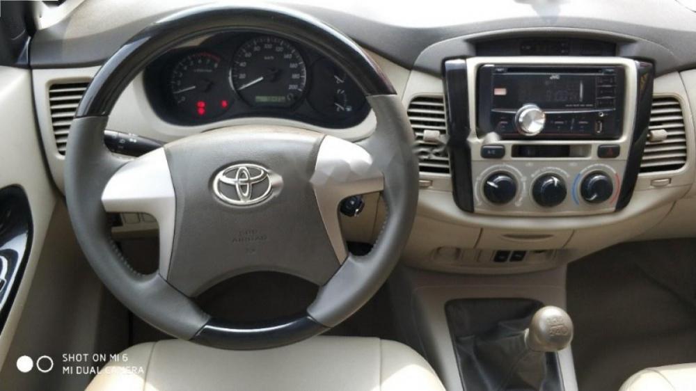 Toyota Innova MT 2014 - Cần bán Toyota Innova MT sản xuất năm 2014, màu bạc, nhập khẩu chính chủ
