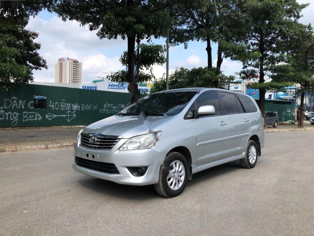 Toyota Innova 2.0E 2013 - Bán Toyota Innova 2.0E đời 2013, màu bạc như mới, giá tốt