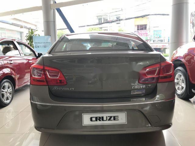 Chevrolet Cruze 2018 - Bán xe Chevrolet Cruze đời 2018, màu xám, có sẵn giao liền