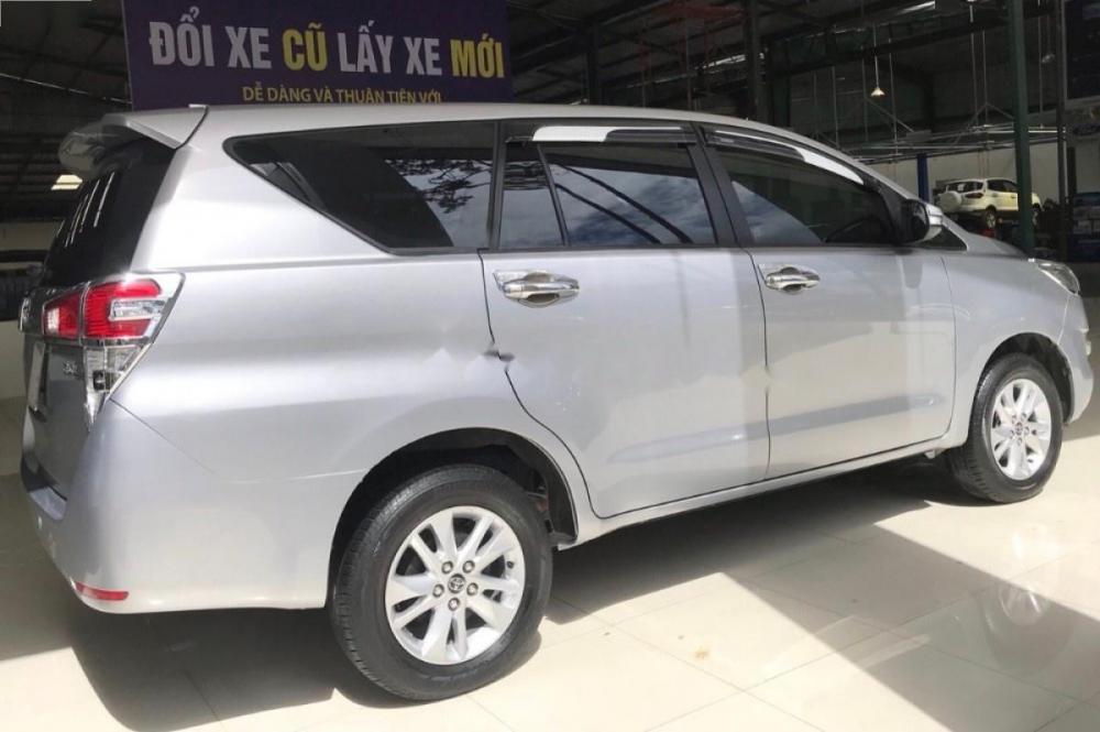 Toyota Innova 2.0E 2016 - Cần bán gấp Toyota Innova 2.0E đời 2016, màu bạc như mới, 695 triệu