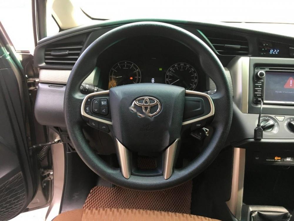 Toyota Innova 2.0E 2017 - Cần bán xe Toyota Innova 2.0E năm sản xuất 2017, màu xám, giá chỉ 719 triệu