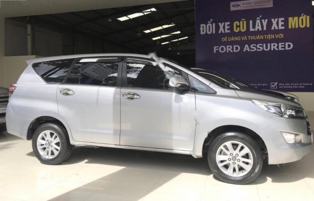 Toyota Innova 2.0E 2016 - Cần bán gấp Toyota Innova 2.0E đời 2016, màu bạc như mới, 695 triệu