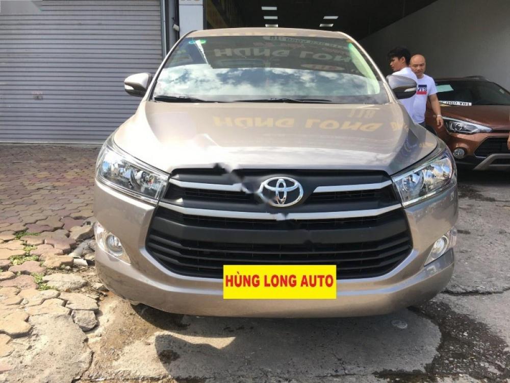 Toyota Innova 2.0E 2017 - Cần bán xe Toyota Innova 2.0E năm sản xuất 2017, màu xám, giá chỉ 719 triệu