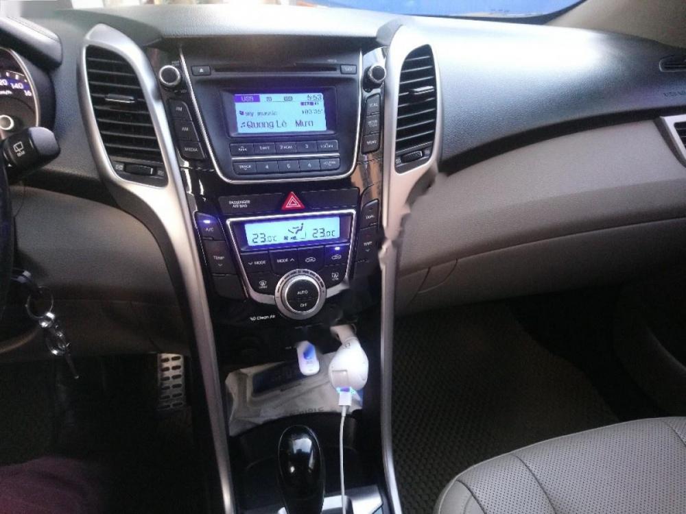 Hyundai i30 1.6 AT 2013 - Cần bán lại xe Hyundai i30 sản xuất 2013, màu đen, xe nhập, 525tr