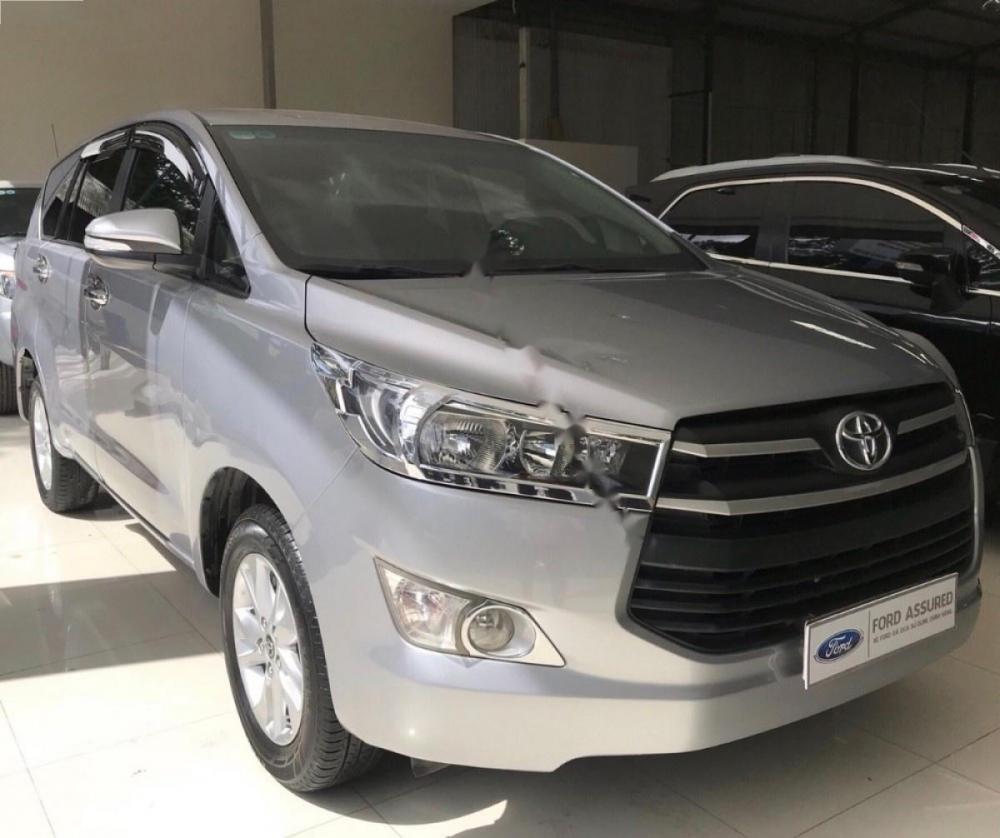 Toyota Innova 2.0E 2016 - Cần bán gấp Toyota Innova 2.0E đời 2016, màu bạc như mới, 695 triệu