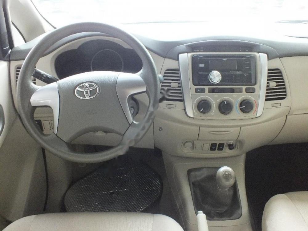 Toyota Innova 2.0E 2015 - Bán Toyota Innova 2.0E đời 2015, màu bạc số sàn