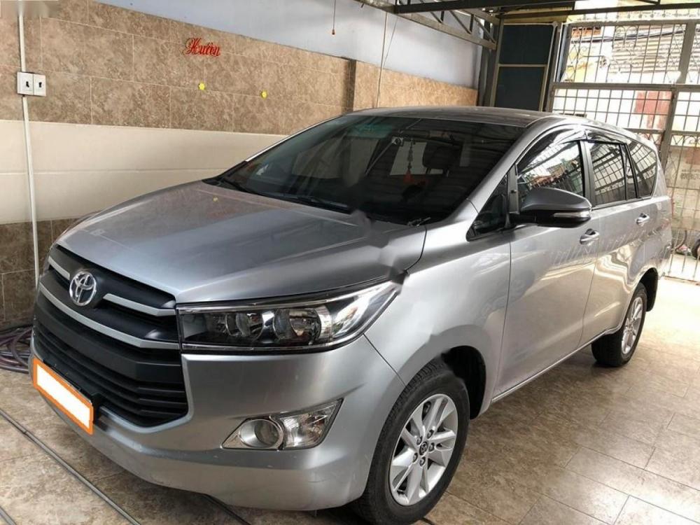 Toyota Innova 2.0E 2017 - Bán Toyota Innova 2.0E 2017, màu bạc số sàn, 710 triệu