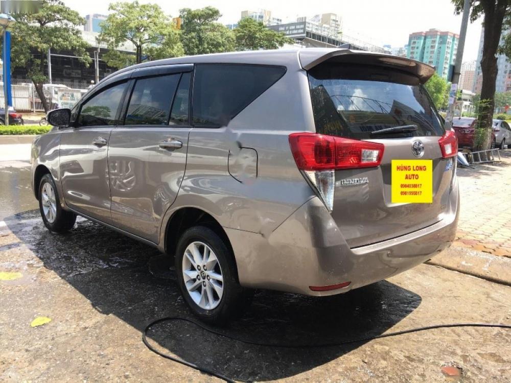 Toyota Innova 2.0E 2018 - Cần bán lại xe Toyota Innova 2.0E sản xuất năm 2018, màu bạc