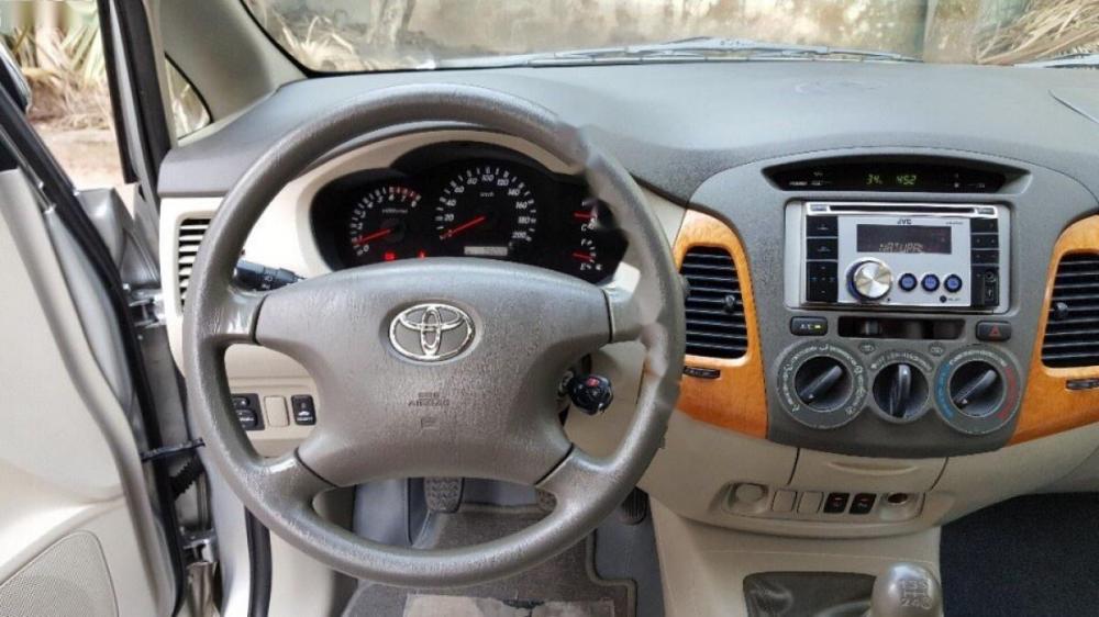 Toyota Innova G 2011 - Cần bán Toyota Innova G năm sản xuất 2011, màu bạc xe gia đình, 475tr