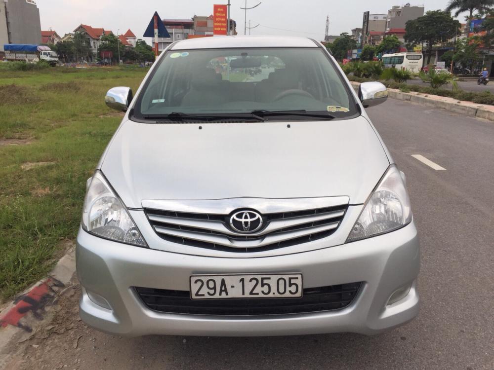 Toyota Innova 2011 - Bán ô tô Toyota Innova 2011, màu bạc chính chủ, 400 triệu