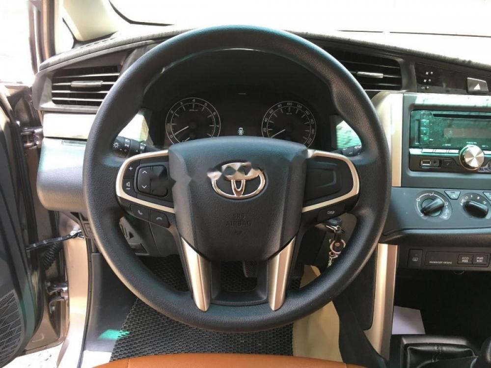 Toyota Innova 2.0E 2018 - Cần bán lại xe Toyota Innova 2.0E sản xuất năm 2018, màu bạc