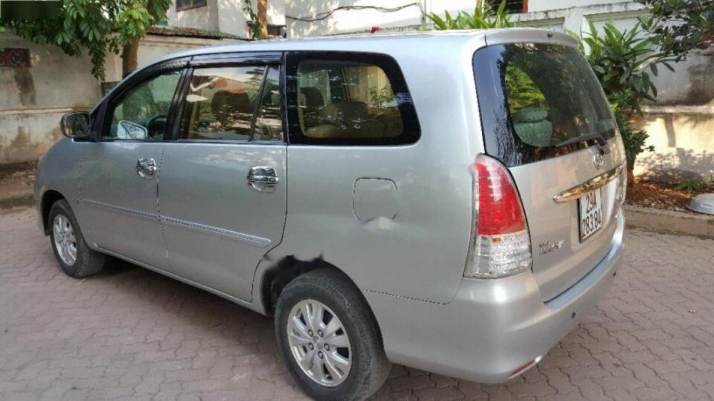 Toyota Innova G 2011 - Cần bán Toyota Innova G năm sản xuất 2011, màu bạc xe gia đình, 475tr