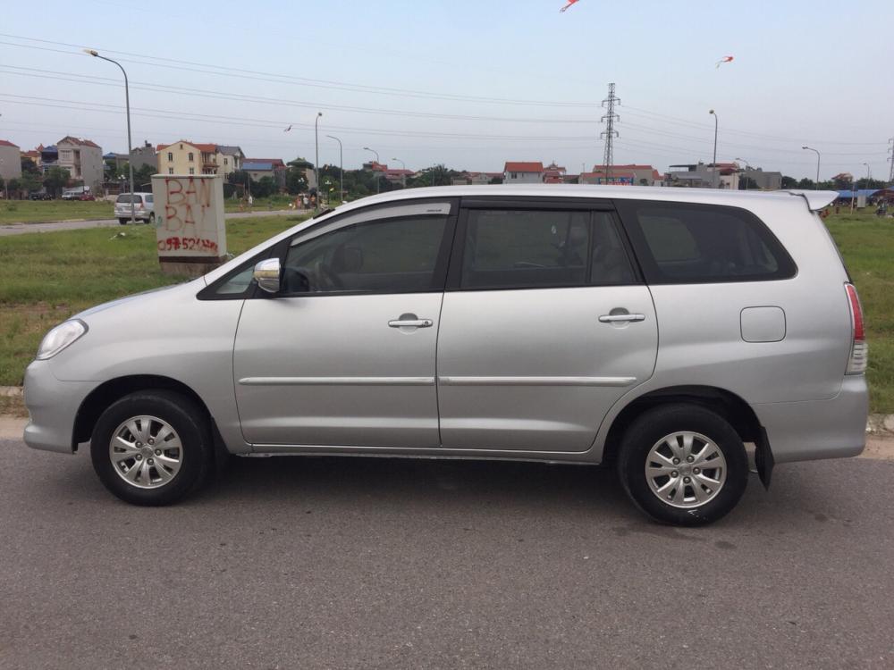 Toyota Innova 2011 - Bán ô tô Toyota Innova 2011, màu bạc chính chủ, 400 triệu