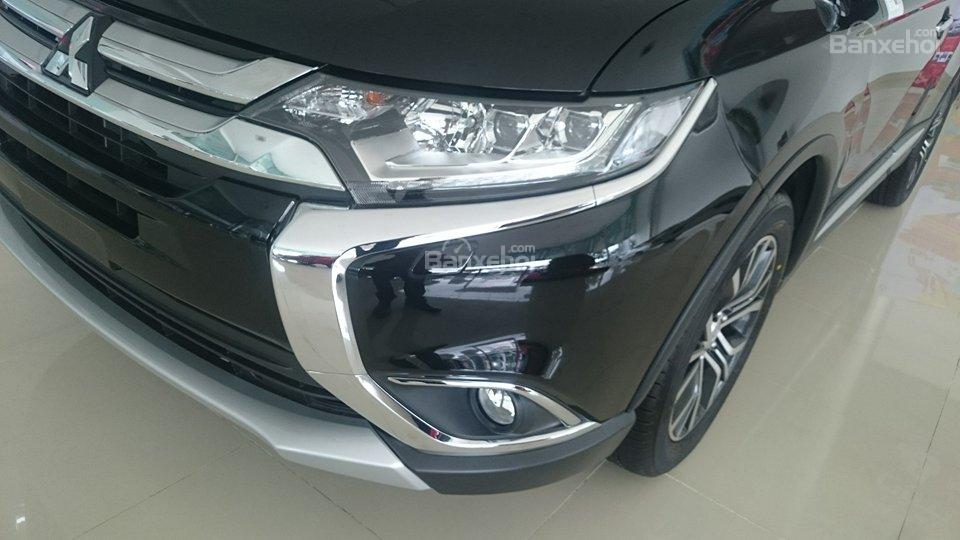 Mitsubishi Outlander CVT 2018 - Bán Mitsubishi Outlander 2.0 CVT màu đen, hỗ trợ vay 85%, tặng phụ kiện Body Kits 15 triệu tại Quảng Trị