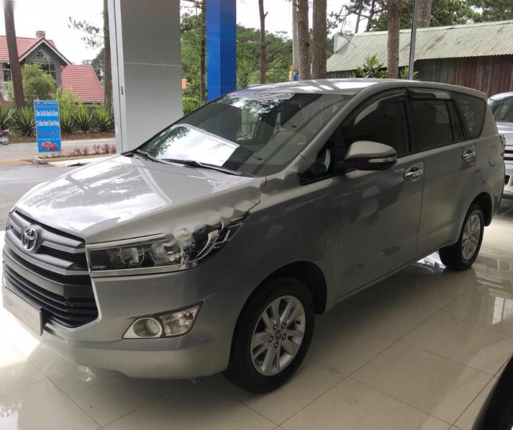 Toyota Innova 2.0E 2016 - Cần bán gấp Toyota Innova 2.0E đời 2016, màu bạc như mới, 695 triệu