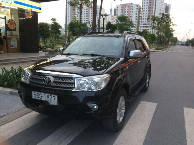 Toyota Fortuner 2010 - Bán Toyota Fortuner năm sản xuất 2010, màu đen xe gia đình