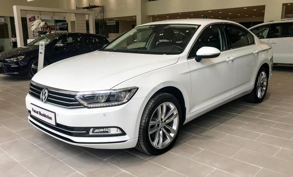 Volkswagen Passat GP 2016 - Cần bán Volkswagen Passat GP đời 2017, màu trắng, trả trước 400 triệu