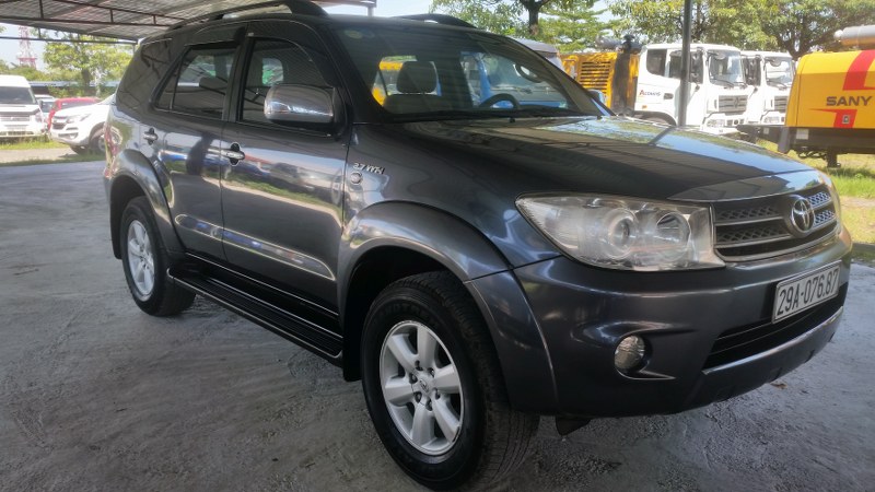 Toyota Fortuner 2.7V 4x4 2011 - Cần bán xe Toyota Fortuner 2.7V 4x4 sản xuất 2011, màu xám, 560tr