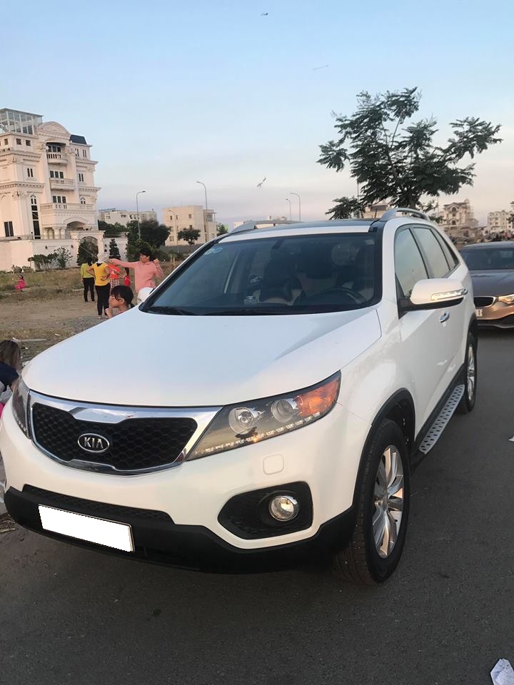 Kia Sorento 2013 - Kẹt tiền bán xe Sorento 2013, số sàn màu trắng, xe đẹp bản full