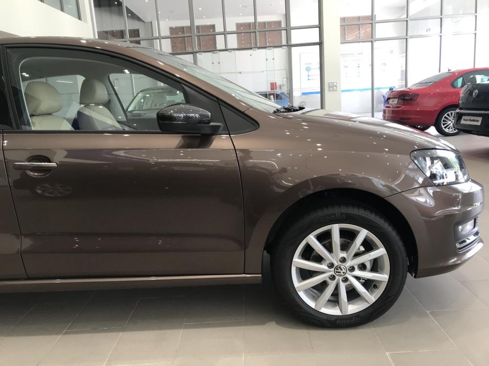 Volkswagen Polo 2017 - Bán xe Volkswagen Polo Sedan 2018, màu nâu, nhập khẩu - LH 0967.335.988