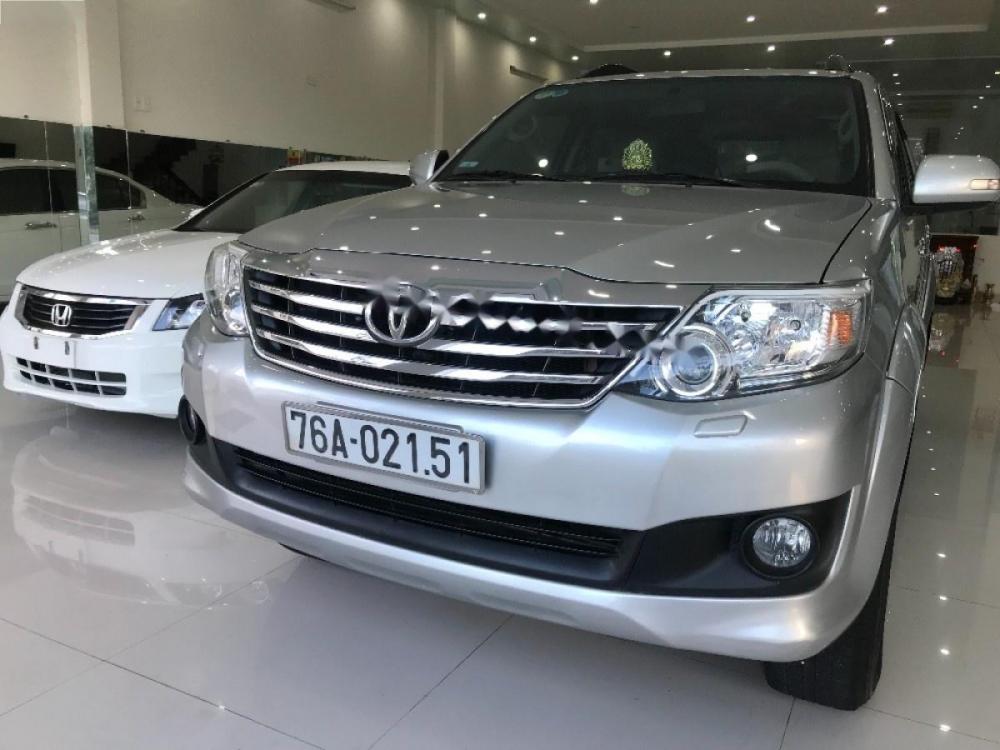 Toyota Fortuner 2014 - Cần bán lại xe Toyota Fortuner năm sản xuất 2014, màu bạc số tự động