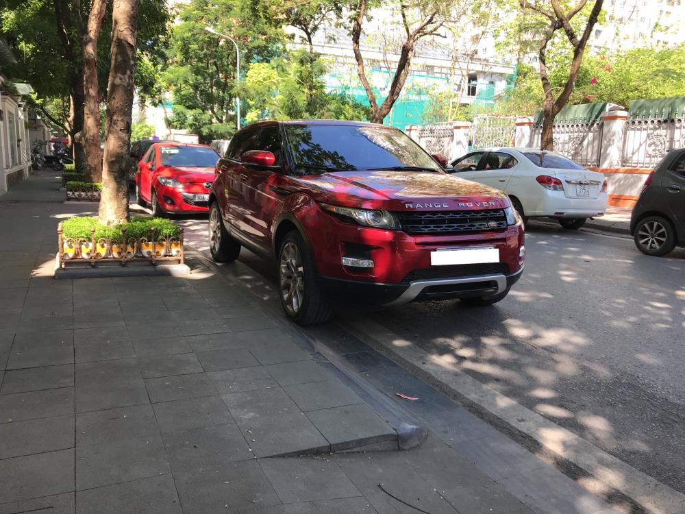 LandRover Evoque Dynamic 2013 - Bán Range Rover Evoque Dynamic SX 2013, Vin 2014, màu đỏ, biển Hà Nội siêu mới