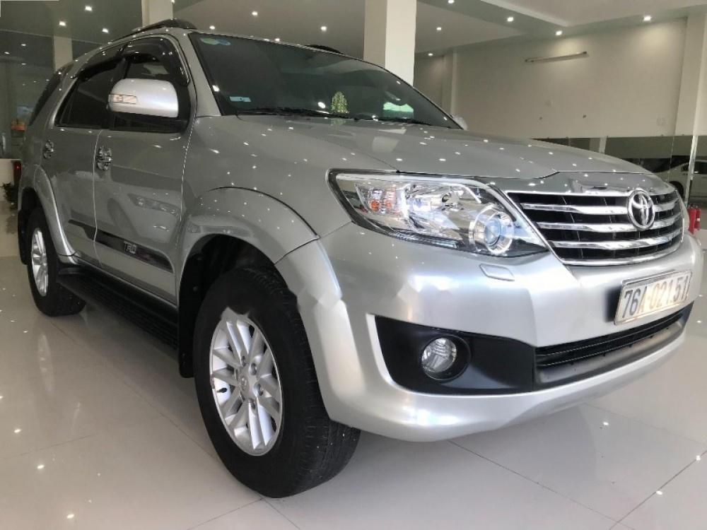 Toyota Fortuner 2014 - Cần bán lại xe Toyota Fortuner năm sản xuất 2014, màu bạc số tự động