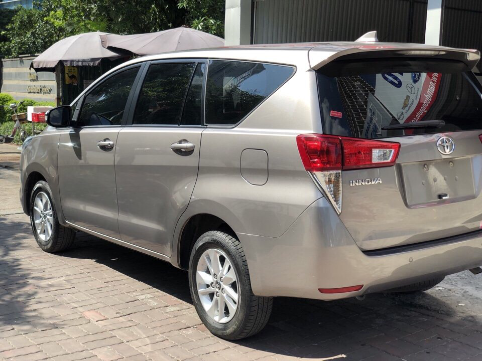 Toyota Innova 2016 - Cần bán lại xe Toyota Innova 2.0E năm 2016, màu xám (ghi), giá 705 triệu