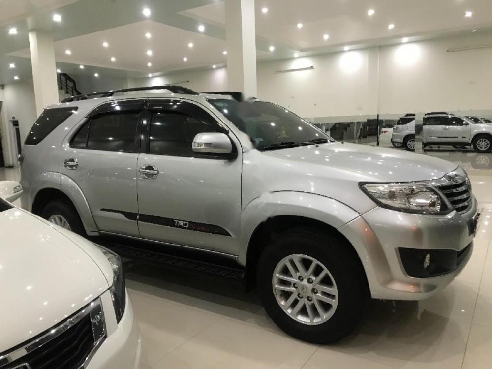 Toyota Fortuner 2014 - Cần bán lại xe Toyota Fortuner năm sản xuất 2014, màu bạc số tự động