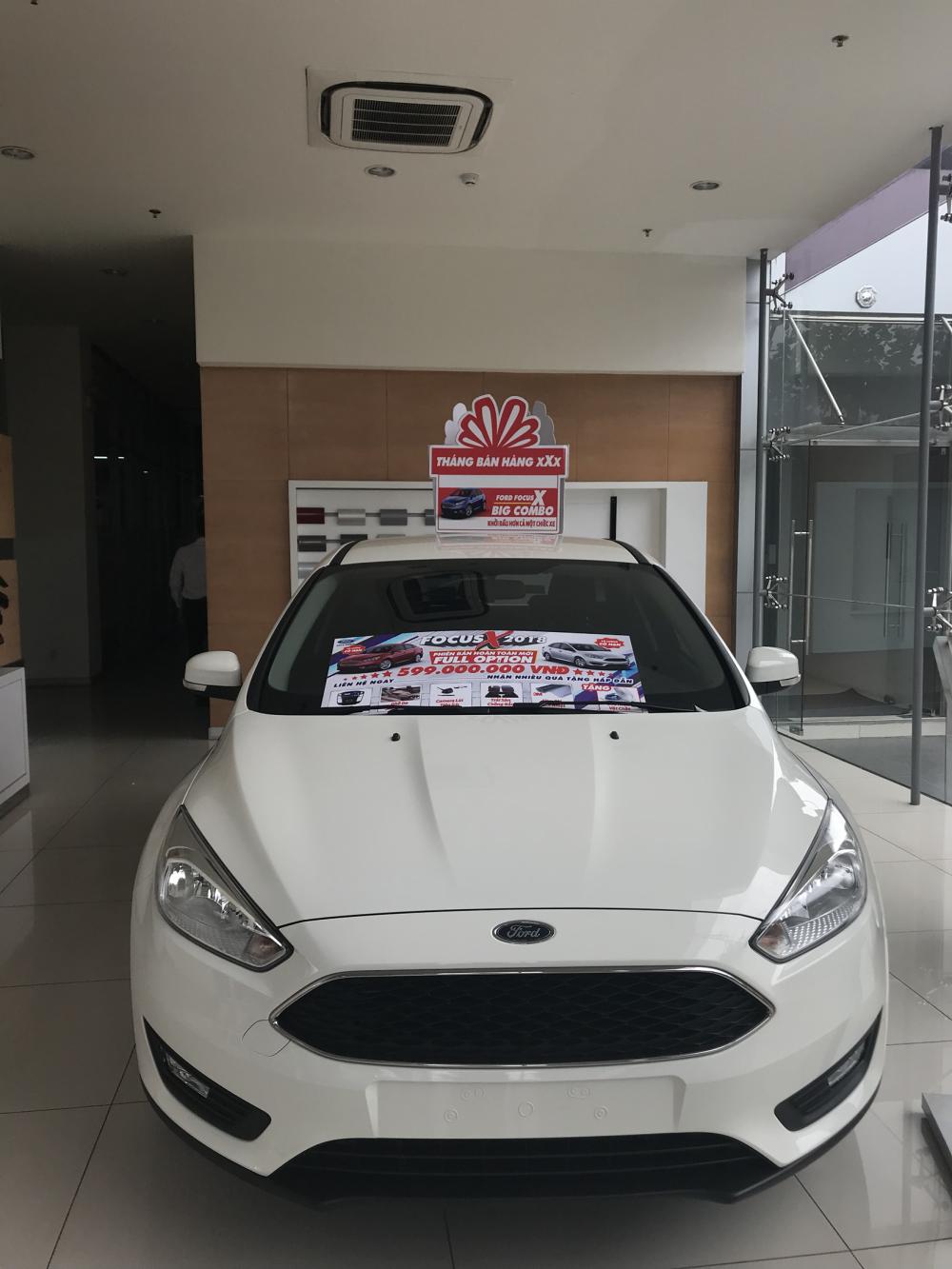 Ford Focus 2018 - Bán Ford Focus năm 2018 màu trắng, giá 599 triệu