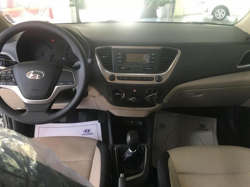 Hyundai Accent 1.4 MT Base 2018 - Bán Hyundai Accent 1.4 MT Base đời 2018, màu bạc, giá 425tr