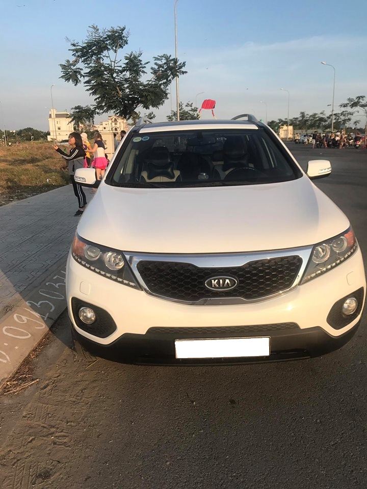 Kia Sorento 2013 - Kẹt tiền bán xe Sorento 2013, số sàn màu trắng, xe đẹp bản full