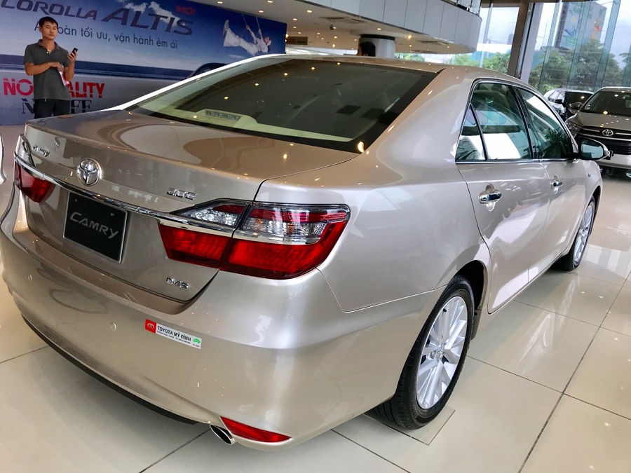 Toyota Camry 2.0E 2018 - Bán Camry 2.0E màu nâu vàng - Model 2018 - Ưu đãi lớn, trả góp 90%, nhận xe ngay