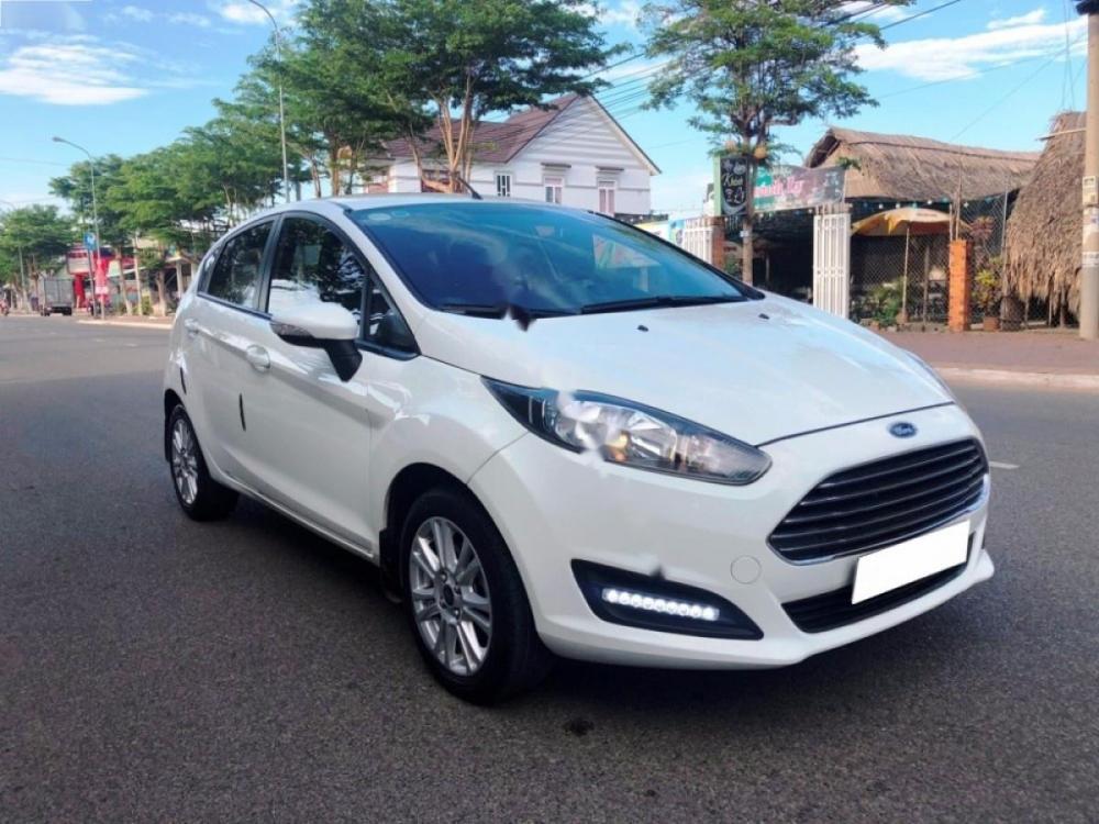 Ford Fiesta 2014 - Cần bán Ford Fiesta sản xuất 2014, màu trắng số tự động, 425 triệu