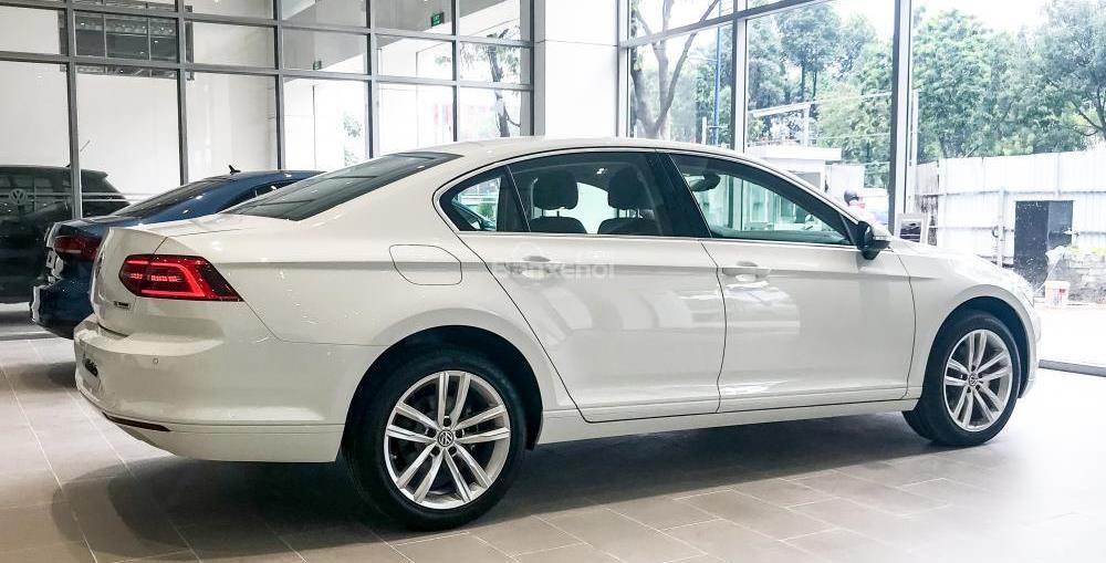 Volkswagen Passat GP 2016 - Cần bán Volkswagen Passat GP đời 2017, màu trắng, trả trước 400 triệu