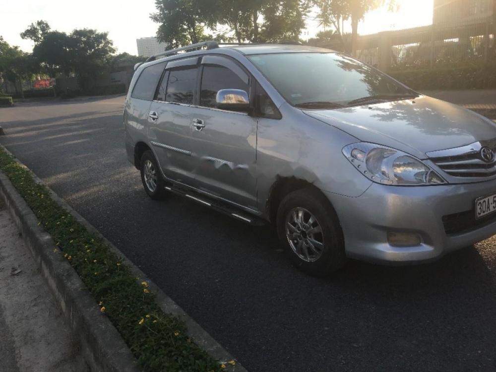 Toyota Innova 2.0 J 2009 - Cần bán xe Toyota Innova 2.0 J sản xuất 2009, màu bạc xe gia đình