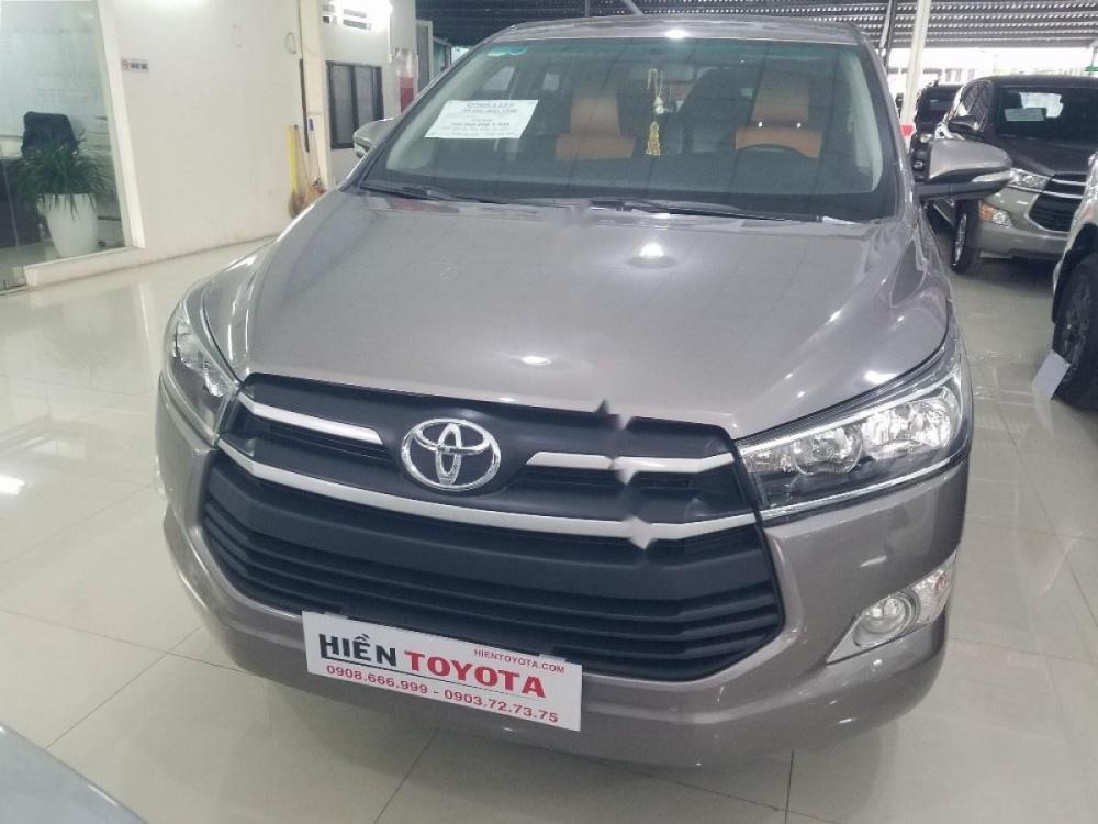 Toyota Innova 2.0E 2016 - Cần bán xe Toyota Innova 2.0E năm sản xuất 2016, màu xám xe gia đình