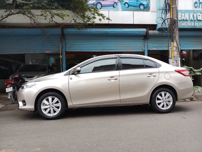 Toyota Vios E 1.5AT 2016 - Bán Toyota Vios E 1.5AT năm 2016 vàng nâu