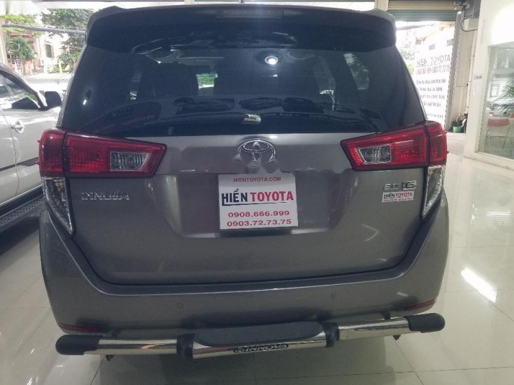 Toyota Innova 2.0E 2016 - Cần bán xe Toyota Innova 2.0E năm sản xuất 2016, màu xám xe gia đình