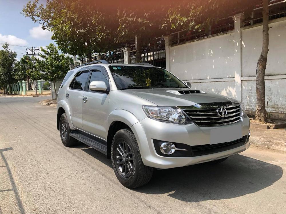 Toyota Fortuner 2016 - Dư xe cần bán bớt Fortuner 2016, ĐK 2017, máy dầu, số sàn, màu bạc, đẹp trùm mền