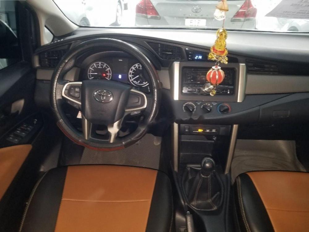 Toyota Innova 2.0E 2016 - Cần bán xe Toyota Innova 2.0E năm sản xuất 2016, màu xám xe gia đình