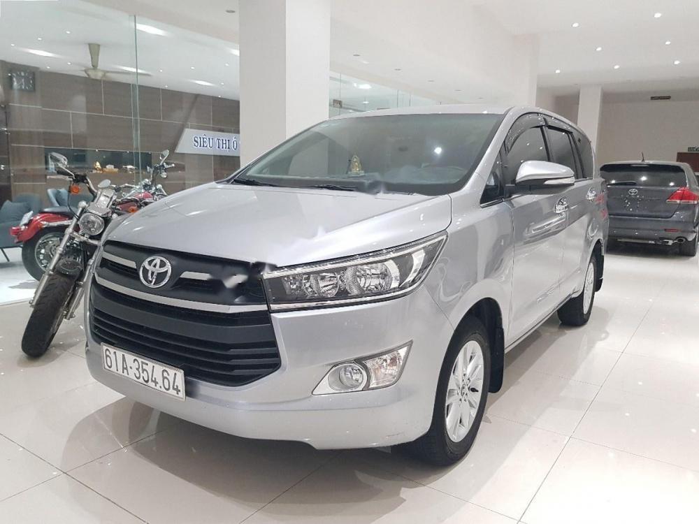 Toyota Innova 2017 - Bán xe Toyota Innova đời 2017, màu bạc số sàn, 725 triệu