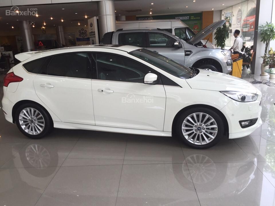 Ford Focus 2018 - Bán Ford Focus 2018 - quà tặng tiền mặt kèm phụ kiện full theo xe. Alo em Tuấn Anh 096 69 379 89