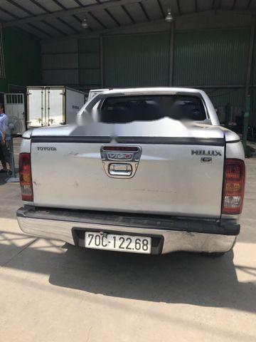 Toyota Hilux 2011 - Bán ô tô Toyota Hilux năm sản xuất 2011, màu bạc