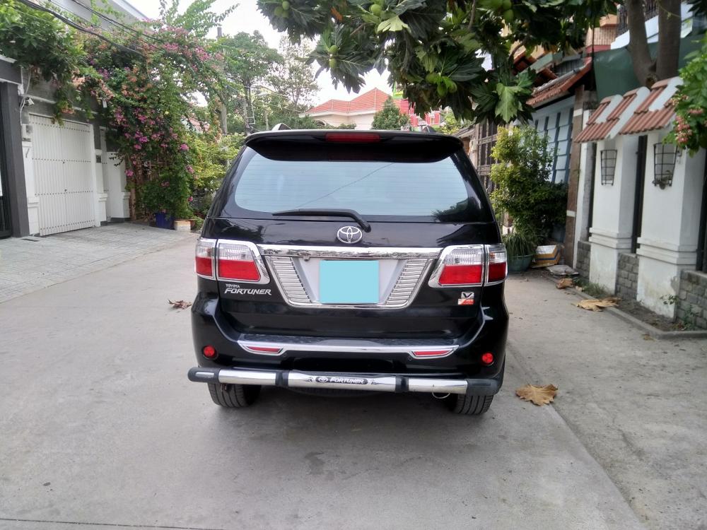 Toyota Fortuner V 2010 - Cần bán nhanh xe Fortuner 2010 tự động 4x4 xăng, màu đen còn rất đẹp