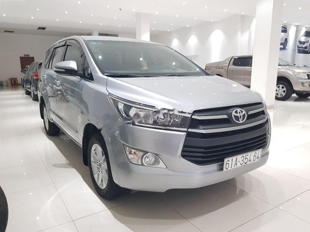 Toyota Innova 2017 - Bán xe Toyota Innova đời 2017, màu bạc số sàn, 725 triệu