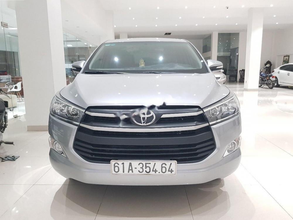 Toyota Innova 2017 - Bán xe Toyota Innova đời 2017, màu bạc số sàn, 725 triệu